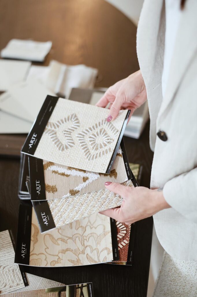 website 10 Interieurstylist die kleurstalen en materialen bekijkt tijdens het maken van een interieuradvies aan huis.